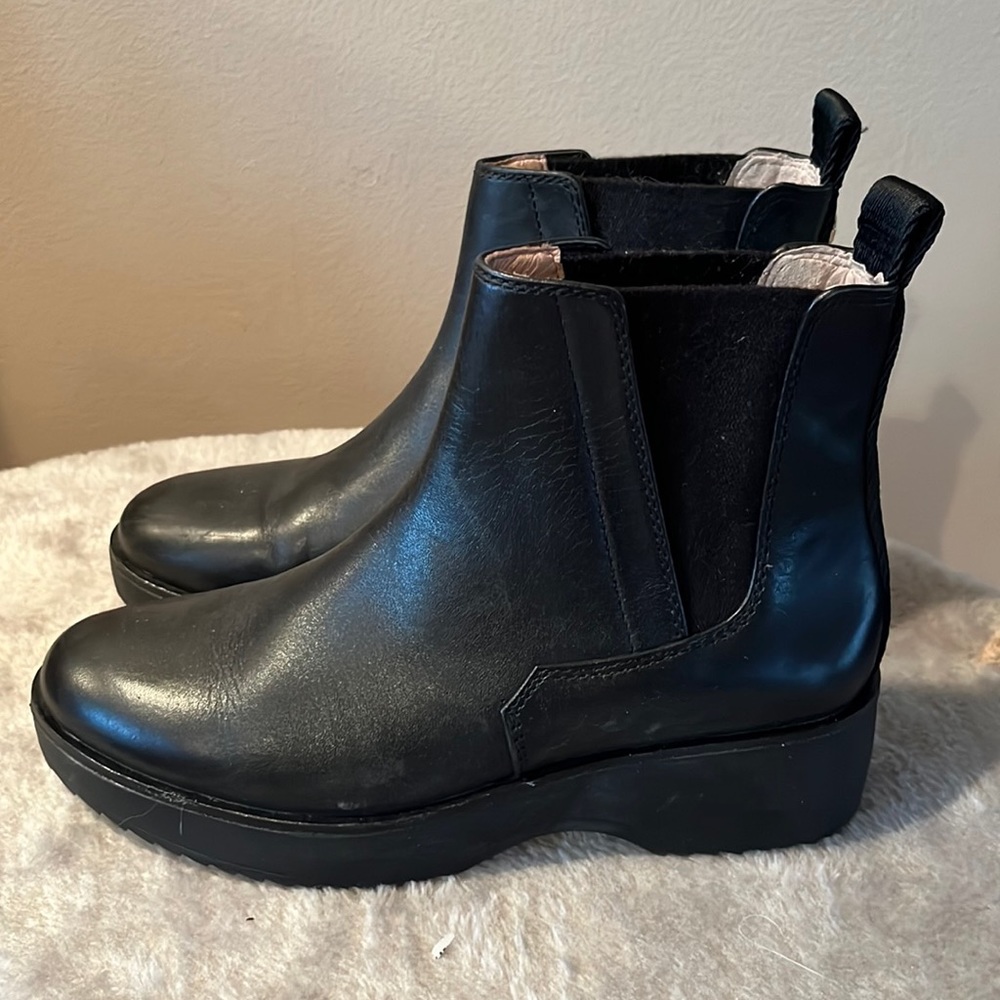 Louise et cie black Chelsea boot size 6